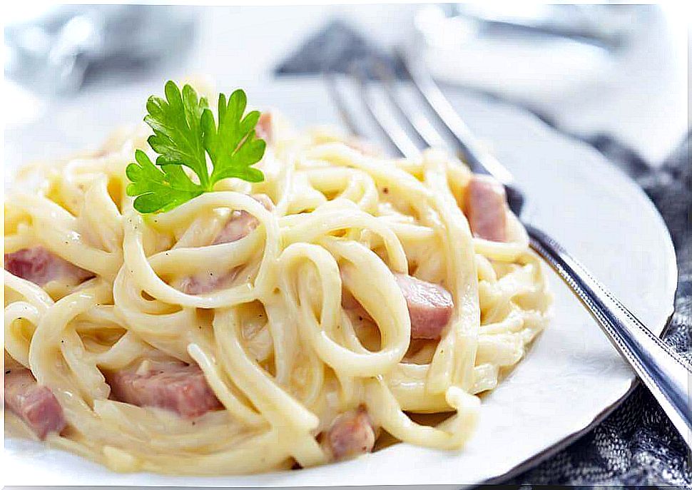 Spaghetti Carbonara is a pasta dish that does not contain any tomatoes