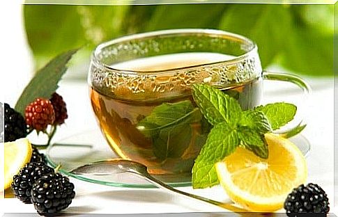 Weight loss drink with green tea, lemon and ginger.