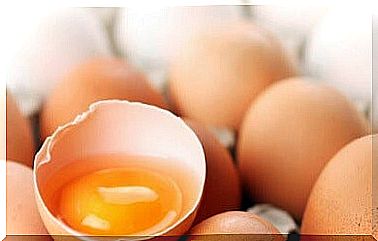 Egg yolks and lemon juice as conditioners for shiny hair 