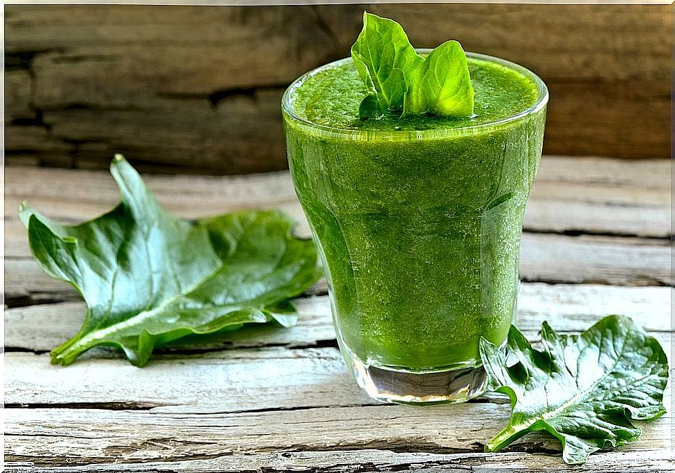 slimming green vegetable juices made from spinach, cucumber and celery