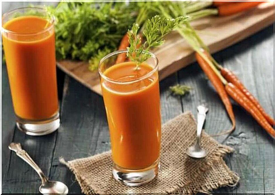 Carrot juice with parsley and lemon for weight loss