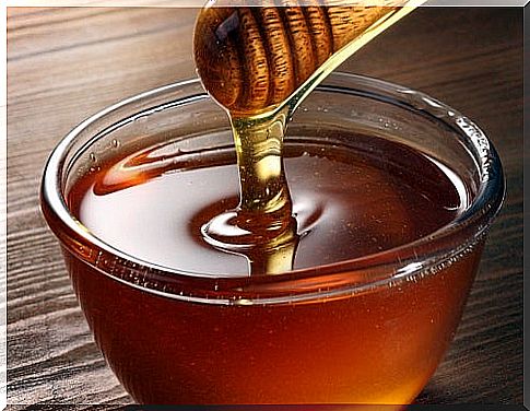 Honey flows into a bowl