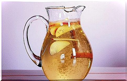 Cinnamon-apple-lemon water to help you lose weight