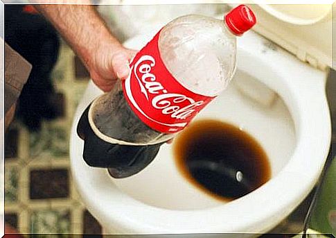 toilet-cleaning-with-coca-cola