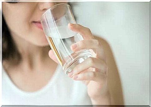 Drinking water on an empty stomach: what happens in your body?