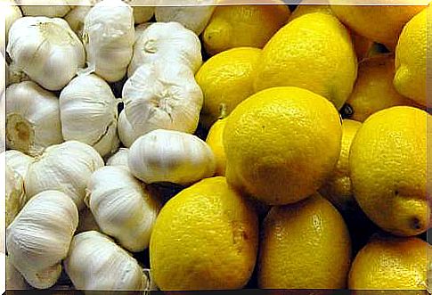 Prepare the garlic and lemon cure