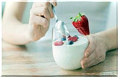 eat healthy yogurt with strawberries