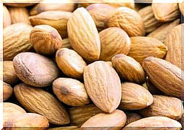 Moisturizing vegetable oils: almond oil