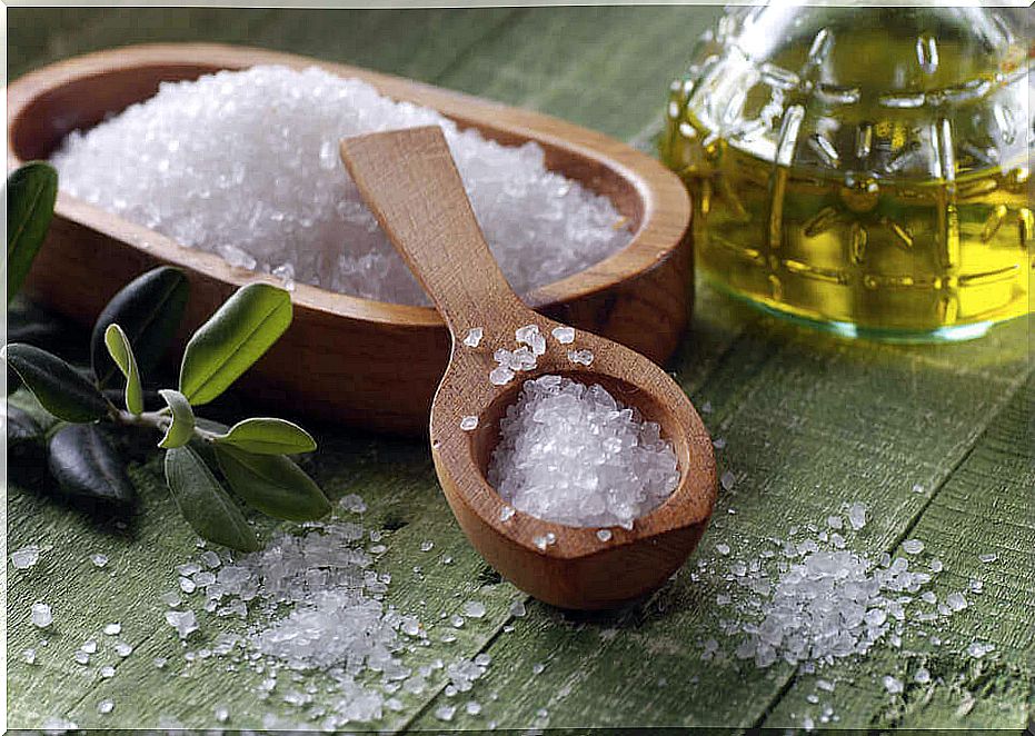 Sea salt for the treatment of oily hair