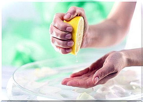 Wash hands to prevent the risk of infection with warts