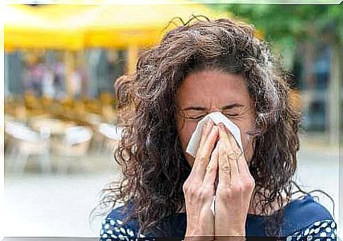 Woman with pollen allergy